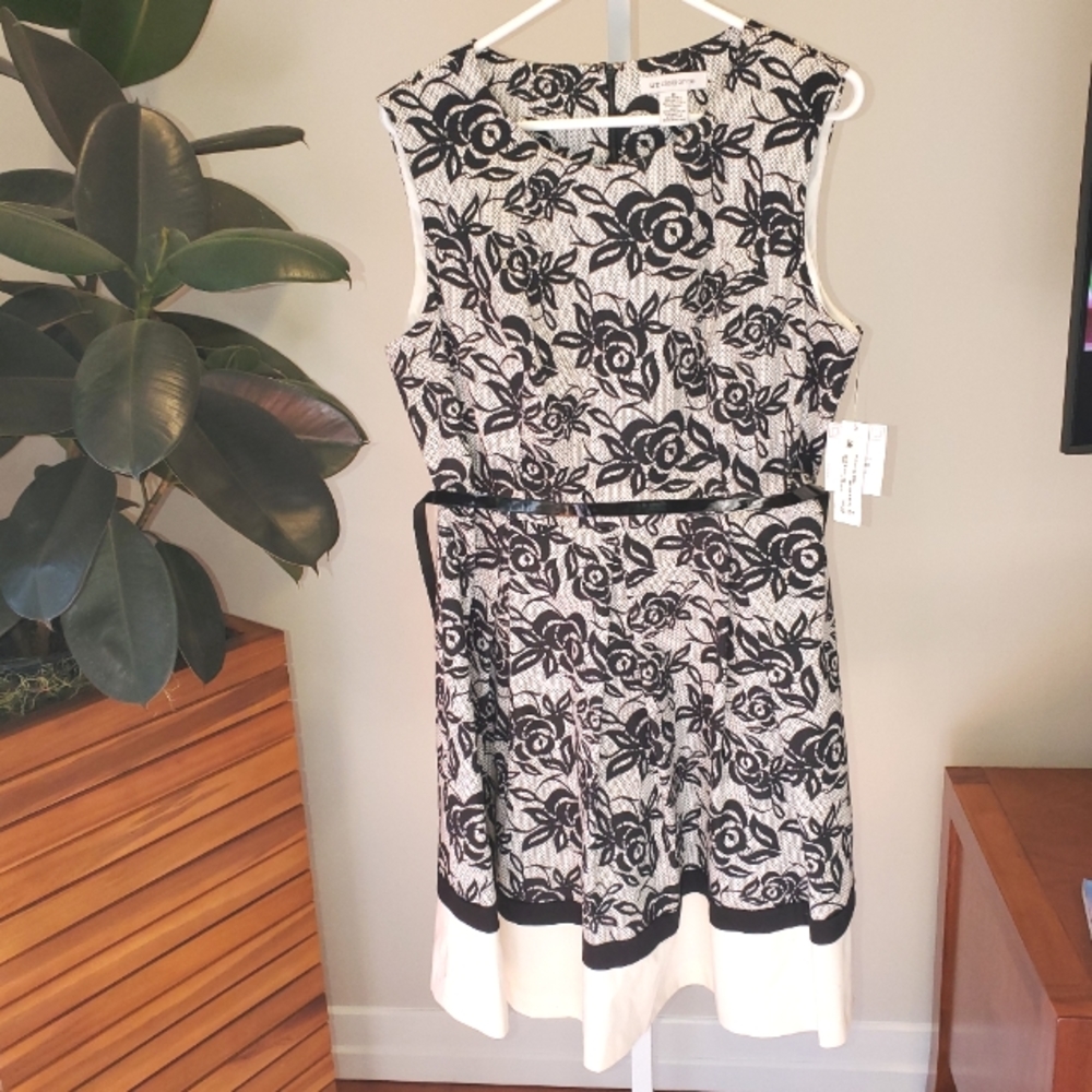 NWT Liz Claiborne lace dress print. Size 16 Black and White